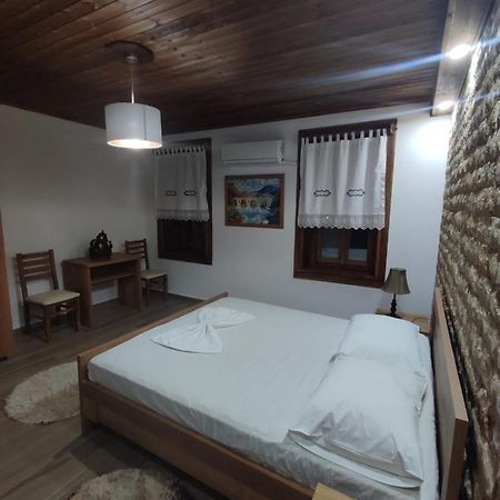 Eni Entire Guesthouse Parking On Site Berat Bagian luar foto