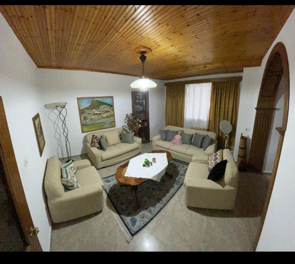 Eni Entire Guesthouse Parking On Site Berat Bagian luar foto