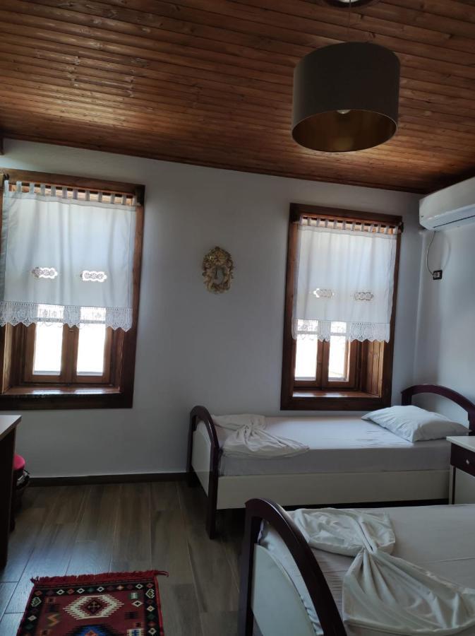 Eni Entire Guesthouse Parking On Site Berat Bagian luar foto