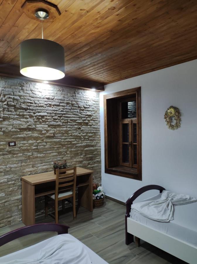 Eni Entire Guesthouse Parking On Site Berat Bagian luar foto