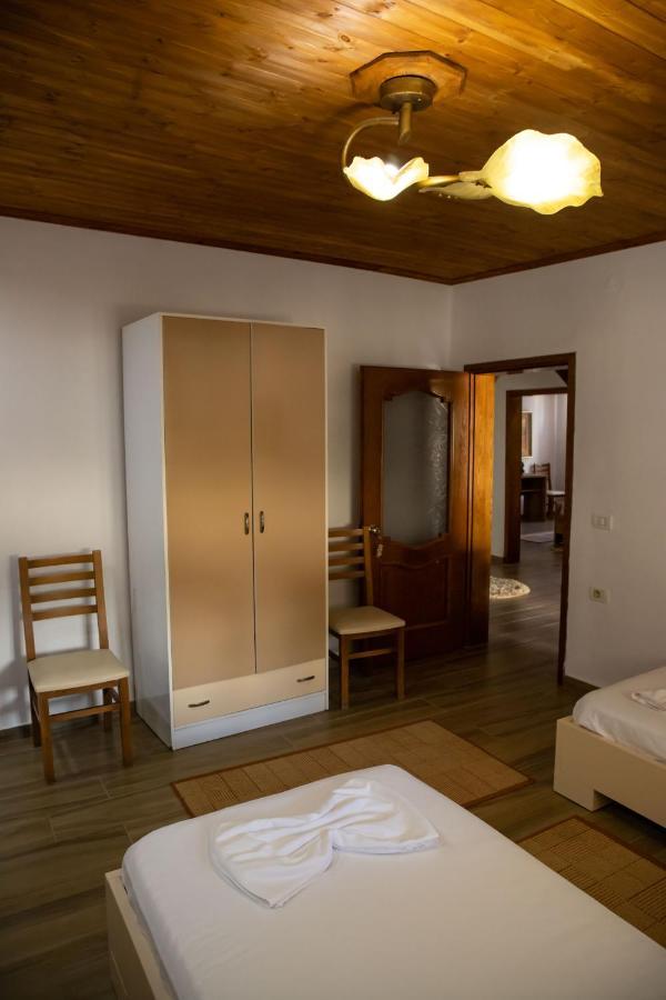 Eni Entire Guesthouse Parking On Site Berat Bagian luar foto