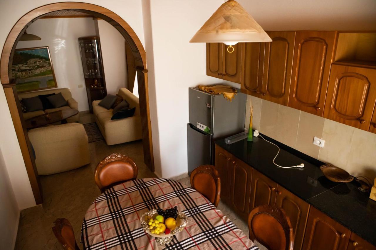 Eni Entire Guesthouse Parking On Site Berat Bagian luar foto