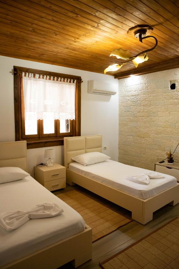 Eni Entire Guesthouse Parking On Site Berat Bagian luar foto