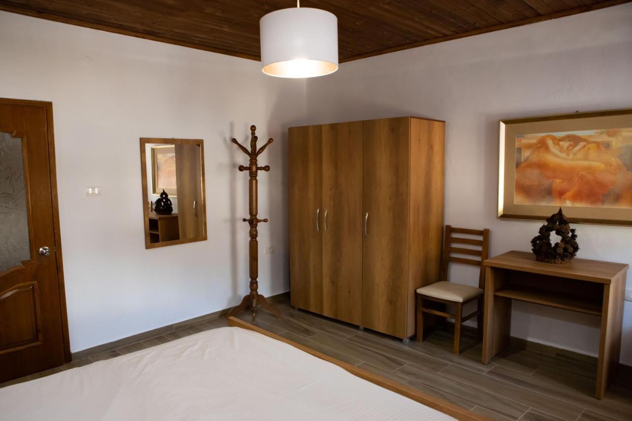 Eni Entire Guesthouse Parking On Site Berat Bagian luar foto