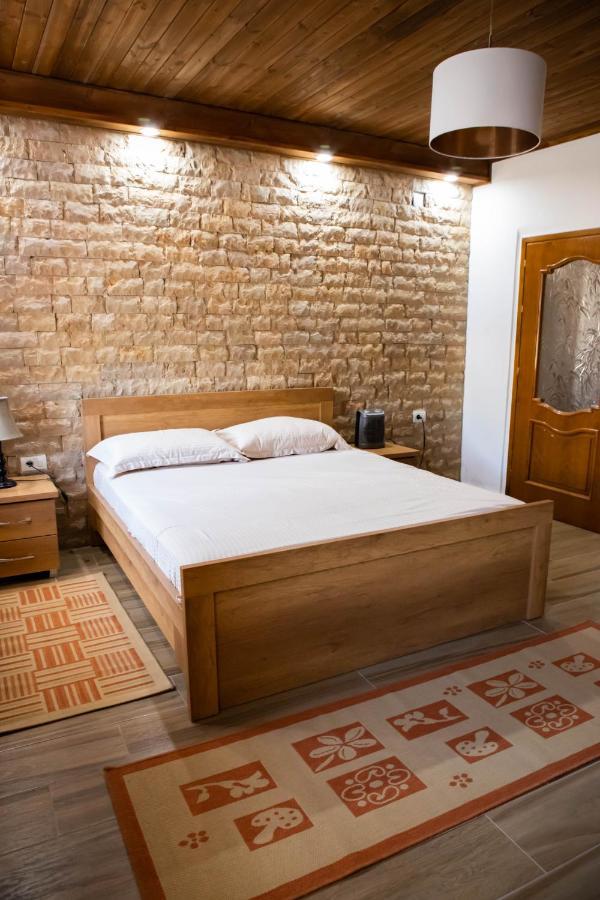 Eni Entire Guesthouse Parking On Site Berat Bagian luar foto