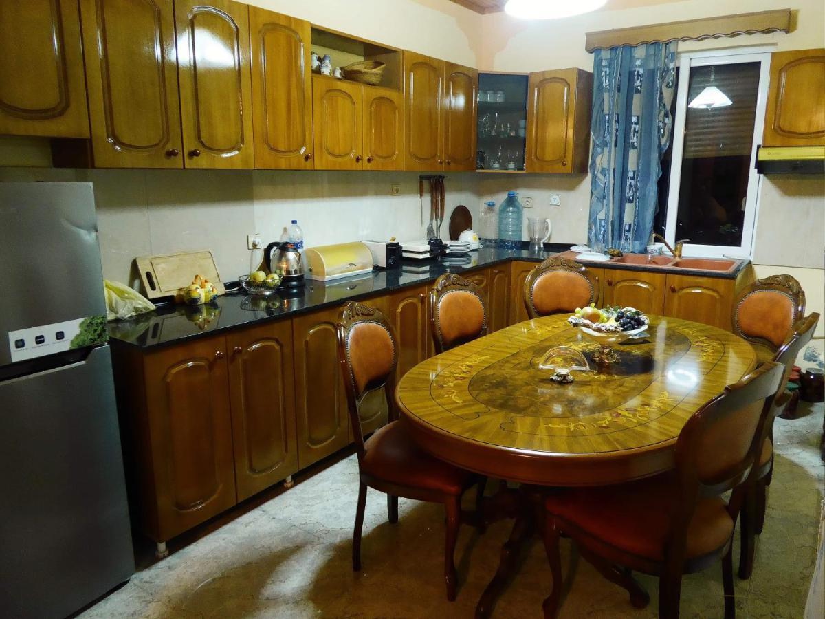 Eni Entire Guesthouse Parking On Site Berat Bagian luar foto
